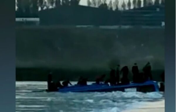 10月11日早上，河北省石家莊平山縣載有51人一大巴車墜入河中，3死11失蹤。（視頻截圖）
