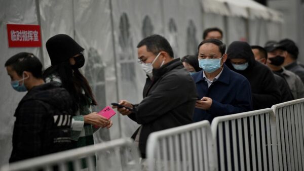 2021年11月1日，北京民众在排队做核酸检测。（NOEL CELIS/AFP via Getty Images）