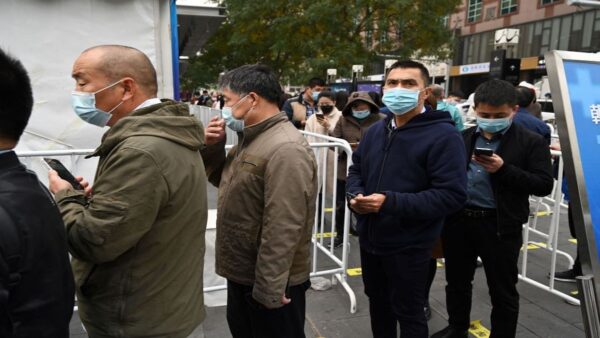 2021年11月1日，北京民众在排队做核酸检测。（GREG BAKER/AFP via Getty Images）