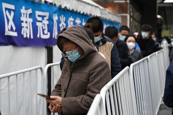2021年11月1日，北京民众在排队做核酸检测。（GREG BAKER/AFP via Getty Images）