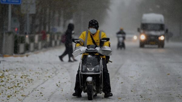 2021年11月7日，北京市民众在雪中前行。（NOEL CELIS/AFP via Getty Images）