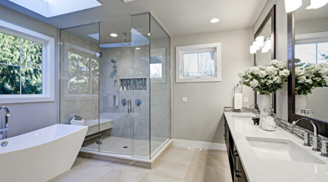 清洁淋浴玻璃门的水垢 这4招快速、有效