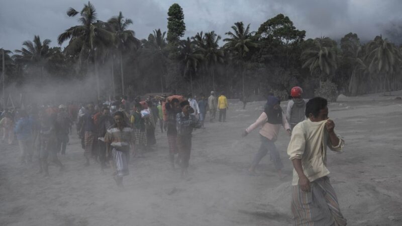 民眾質疑無預警 印尼當局：火山噴發與豪雨有關