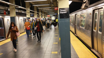 纽约感染人数飙升 地铁服务将削减