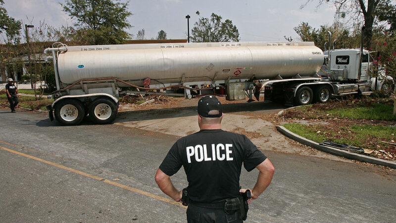 油罐車翻覆 加州百戶家庭被迫聖誕前夕疏散