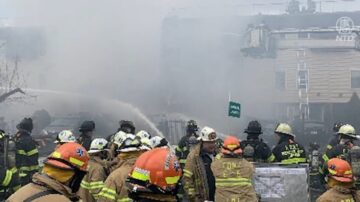 纽约市一公寓楼起火后爆炸 至少一死