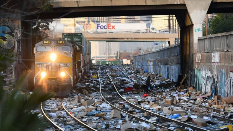 洛杉磯貨運列車搶劫猖獗 遍地撕爛包裹一片狼藉