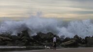 海底火山喷发引发海啸 日本民众深夜逃离（视频）