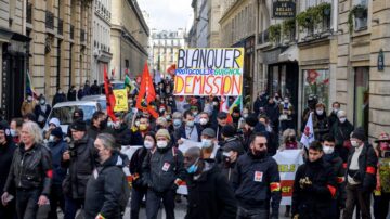 法國巴黎集會 數百教師家長抗議防疫新規