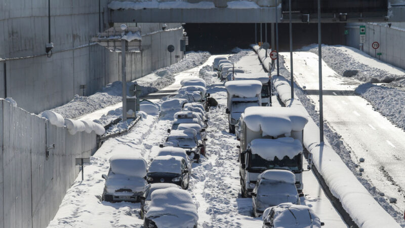 大批車輛受困暴風雪 希臘徹夜疏散數千人