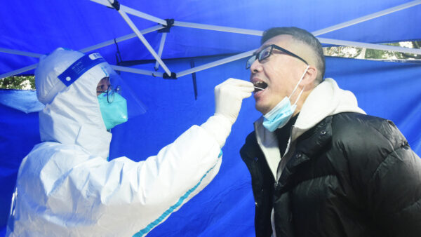 2022年1月27日，杭州市民在做核酸检测。（STR/AFP via Getty Images）