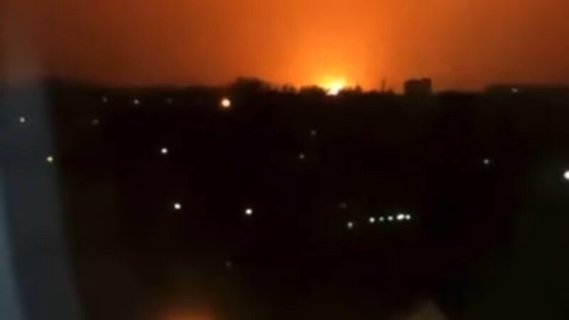 俄媒：烏東國際輸油管爆炸 夜空火光沖天