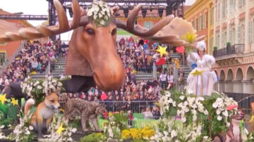 法国狂欢节庆祝 尼斯花车上演“鲜花大战”