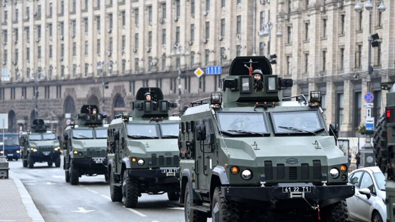 俄占领乌国首都空军基地 白宫考虑增兵至东欧