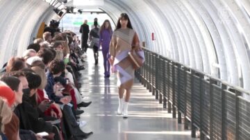 英国女设计师巴黎开时装秀 主题：给和平一个机会