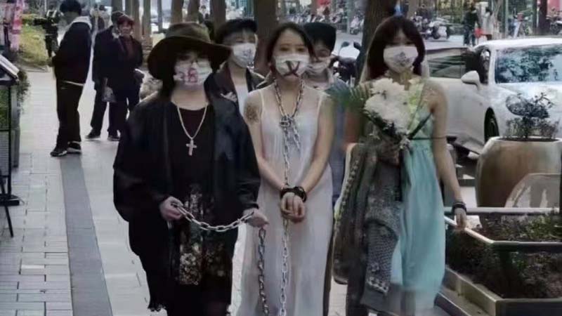 妇女节前后 中国网民用各种方式声援铁链女(组图)