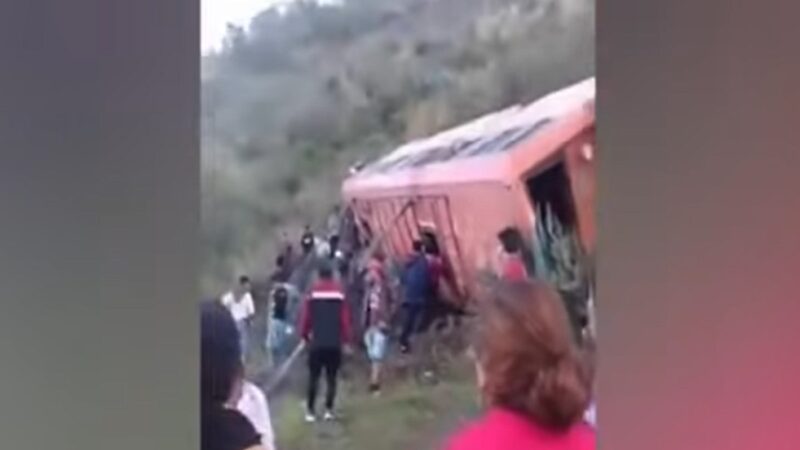 秘鲁巴士滚落100米山沟 酿11死34人伤