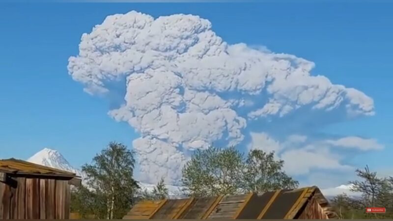 俄罗斯堪察加火山大喷发 喷烟窜升15公里高