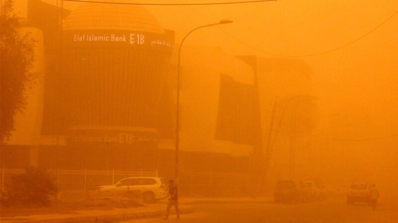 沙尘暴袭击伊拉克天空变橙色 四千人住院