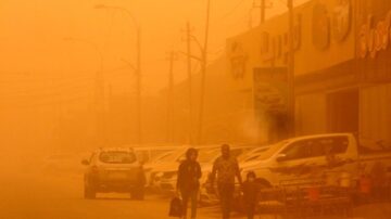 巨大沙尘笼罩 伊拉克机场关闭千人送医
