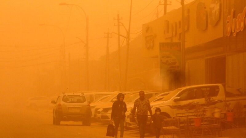 巨大沙塵籠罩 伊拉克機場關閉千人送醫