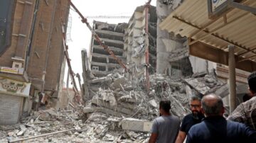 伊朗10层楼建筑倒塌 酿5死逾80人受困瓦砾堆