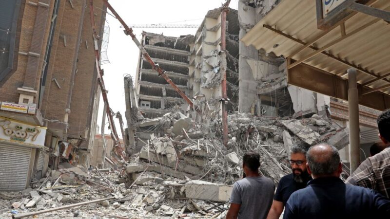 伊朗10層樓建築倒塌 釀5死逾80人受困瓦礫堆
