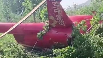河北一架直升机坠落 有人倒地送医（视频）