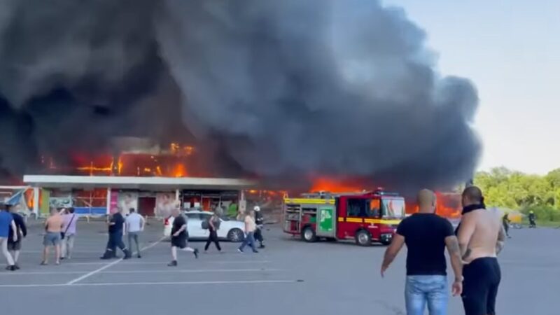 俄飞弹袭乌克兰千人商场酿75死伤 各方纷纷谴责