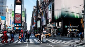 纽约48名公校生艺术作品 登上时代广场电子屏幕