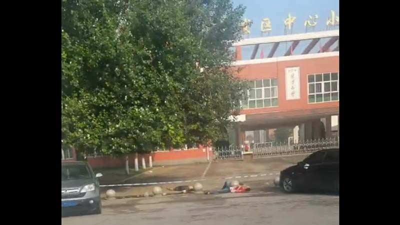 遼寧校門爆凶案 2人倒地 警方通報避提小學(視頻)