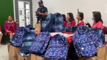 關懷窮困兒童回校上課 洛華人捐贈數百書包