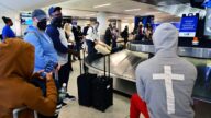 全球航班取消潮 洛國際機場上百班機延誤取消