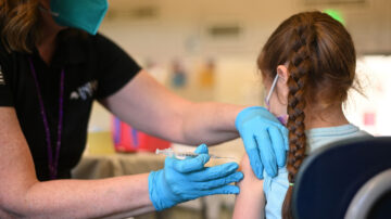 親兒被強打疫苗起副作用 母提告洛縣聯合學區