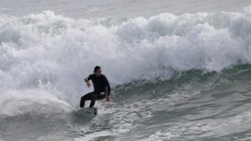 夏季海灘玩衝浪 教練：入門先培養平衡感