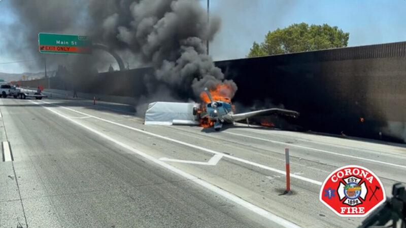 加州小飞机迫降高速公路 撞卡车后起火画面曝光