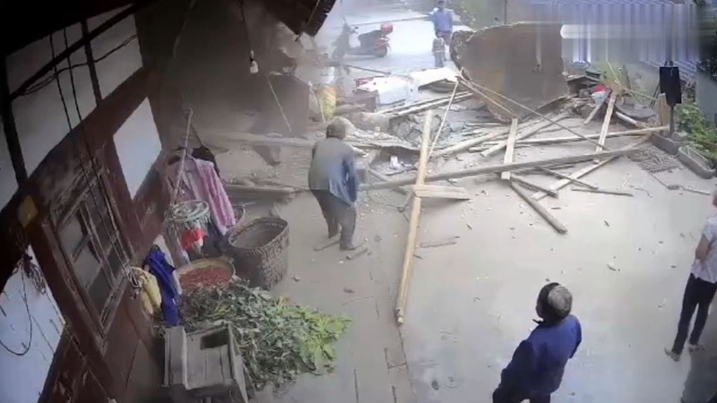 云南老奶奶刚站起身 巨石瞬间砸穿房屋（视频）