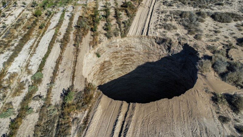 大到能吞噬凯旋门 智利巨坑倍增至直径50公尺