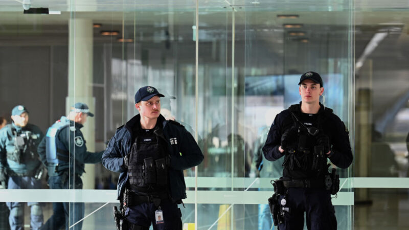澳洲坎培拉机场突传枪响 玻璃留弹孔 旅客惊慌逃