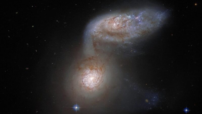 两螺旋星系看似重叠 犹如太空中巨大的蜗牛