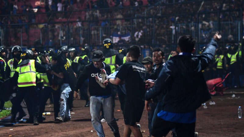 印尼球迷冲进足球场 爆警民冲突 死亡下修至125人