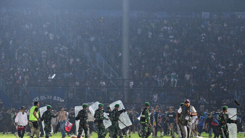 球迷对球队狂热 印尼足球赛暴动成无政府状态