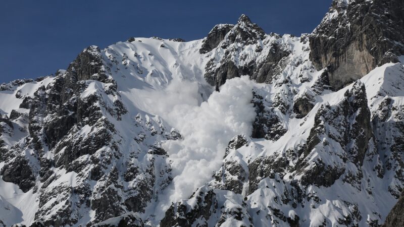 印度喜马拉雅山区雪崩 已寻获16名登山者遗体