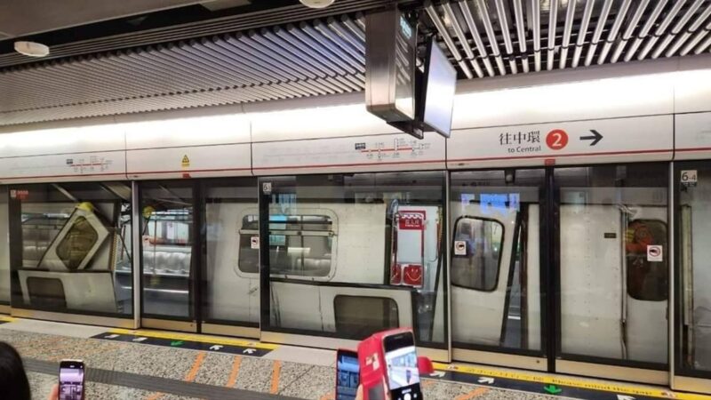 突發：香港地鐵撞月台 車頭損毀車門撞飛