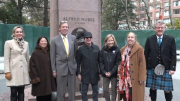 纽约公园局表彰诺贝尔获奖者 石碑增八人姓名