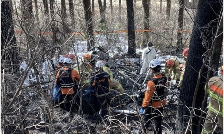 韩国直升机坠山区引大火 焦黑机身发现5具尸体