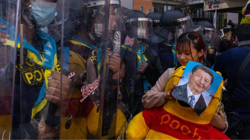 組圖：習近平參加泰國APEC 民眾抱維尼熊抗議