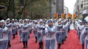纽约老兵节游行风雨无阻 民众表达爱国之心