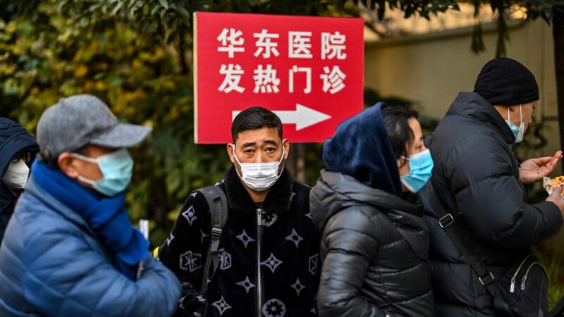 上海迎來疫情高峰 醫院爆滿 有人排隊昏倒