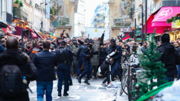 巴黎槍案3死引抗議 示威者與警方激烈衝突